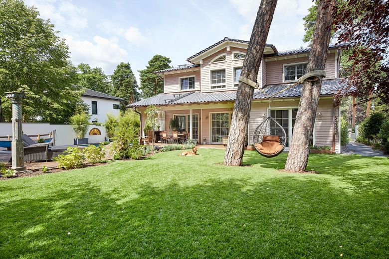 Luxueus Baufritz-houten huis in New England-stijl in de bosvillawijk – Gartenansicht