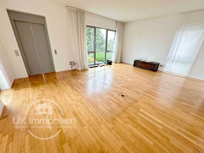 Unikat-Luxushaus mit Aufzug, Klima, Sauna, hausinterner Garage und und und – Wohnzimmer