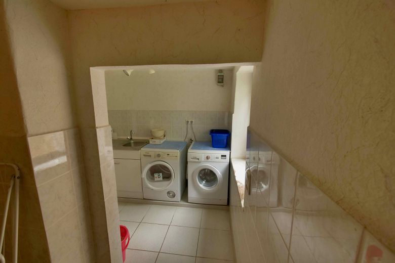 Gepflegtes Einfamilienhaus mit Nebengebäuden & großem Grundstück – Waschküche Nebengebäude