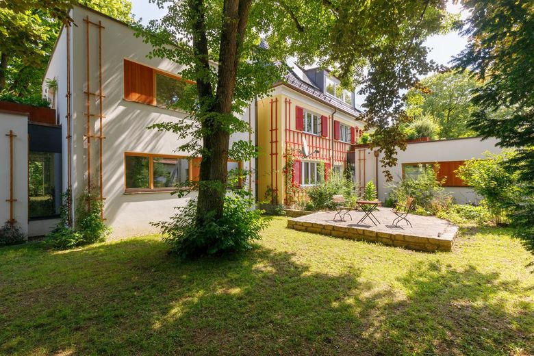 Helle ruhige Wohnung im Park mit großem Süd-West-Nord-Balkon – Sitzplatz und Wohnung