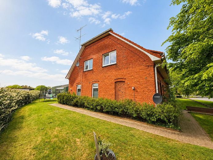 Mehrfamilienhaus mit 11 Wohnungen in guter Lage von Alfstedt - TOP Investment – Außenansicht