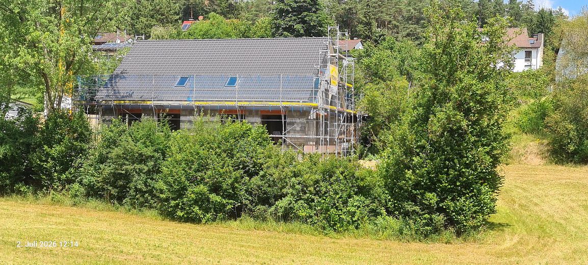Nowoczesny, nowo wybudowany dom w zabudowie bliźniaczej wśród zieleni. Szybki dojazd do Norymbergi, Bayreuth i Pegnitz – Bautenstand aktuell