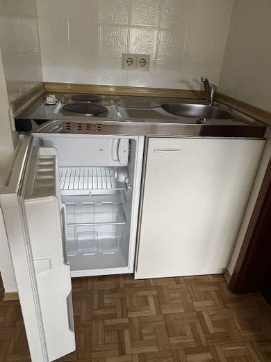 Student:innen-Appartement mit eigenem Parkplatz und WLAN-Flatrate in Obereichstätt – Kühlschrank, Gefrierfach (Bsp)