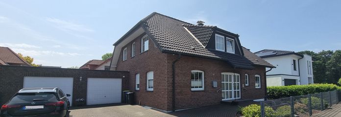 Straßenansicht mit Garagen