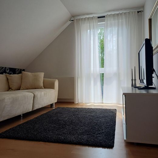 Gepflegtes Reihenendhaus mit schönem Garten, überdachter Terrasse, Kamin und Carport – Wohn-Aufenthaltsbereich im DG 