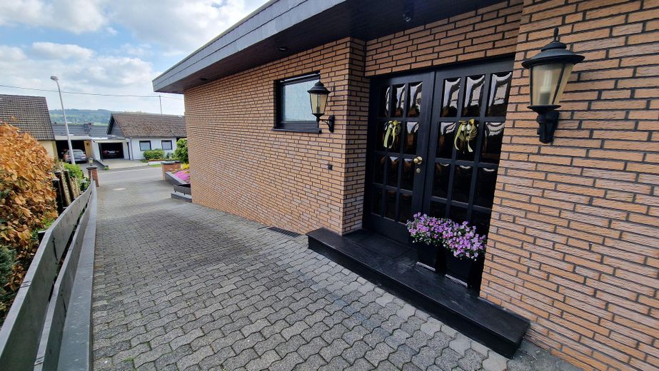 Reserviert! Exklusiver Bungalow in Königswinter: Homeoffice, traumhafte Aussicht, Sonnenuntergänge – Eingang