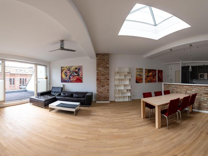 Elegante hochwertige DG-Wohnung nahe Kollwitzplatz – Überblick Wohnbereich