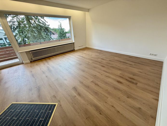 Helle, frisch sanierte 3-Zimmerwohnung mit großem Balkon und Blick ins Grüne – Wohnzimmer