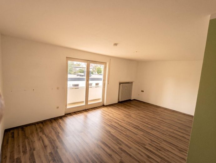 Rosenheim’de merkeze yakın bahçeli ve garajlı ikiz ev, komisyonsuz – Schlafzimmer mit Balkonzugang