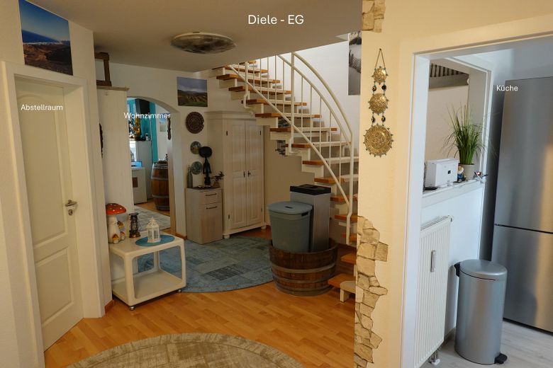 Wohnen mit Wohlfühlfaktor: 4,5 Zimmer Maisonette mit Terrasse, Balkon & Weinbergblick – Diele
