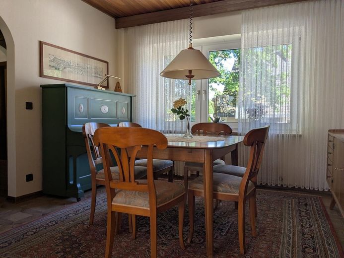 Wald, Stadtnähe und viel Platz in Hamburg-Hausbruch – Esszimmer