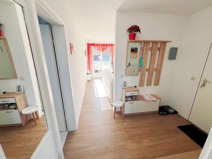 BEZUGSFREIES DACHGESCHOSS MIT EINBAUKÜCHE – Blick in den Flur