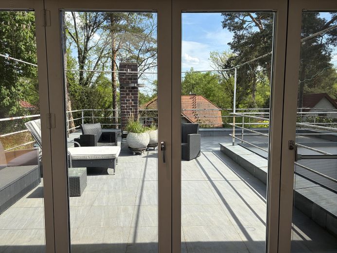 Traumhafte zeitgenössische Immobilie in der ruhigen Villenkolonie Kleinmachnow – Terrasse 1.OG