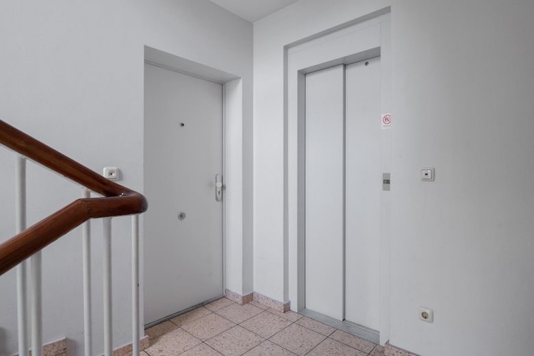 Ihr neues Zuhause zwischen Mitte und Kreuzberg – Hochwertig modernisiert in begehrter Lage –  Eingang mit direktem Aufzug