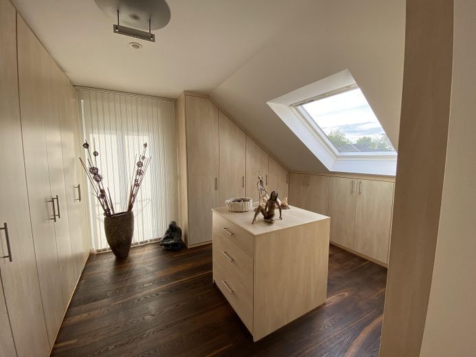 Exklusives Einfamilienhaus mit Wellnessgarten – Wohnen auf höchstem Niveau – Ankleidezimmer