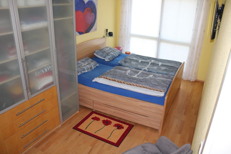 - sin comisión - Amplio piso de 5 habitaciones en planta baja en Ebersberg con piscina en el jardín privado – Schlafzimmer od. Kinderzimmer