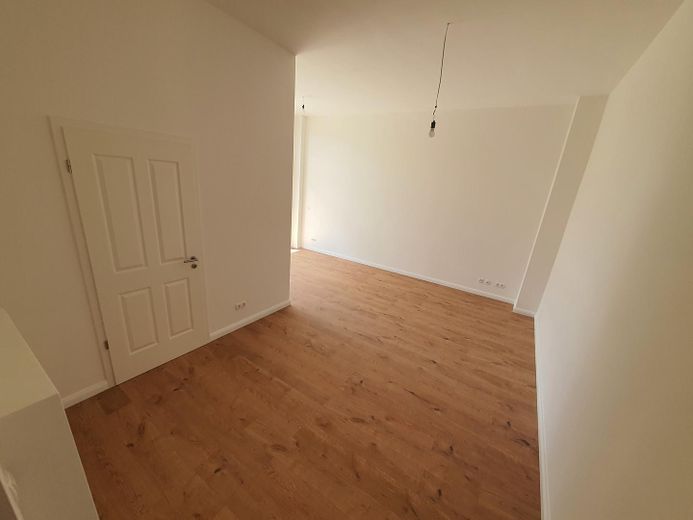 Wohnzimmer mit Balkon + Garten