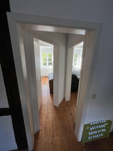 Idyllische Altbauwohnung mit Blick aufs Wasser – Durchgang Schlafzimmer 1 zu 2