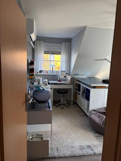 Charmante Doppelhaushälfte im Märchenviertel von Hemmingen-Arnum - mit Photovoltaik, Kamin, Klimaanlage &amp; Gartenhäusern – Kinderzimmer-1