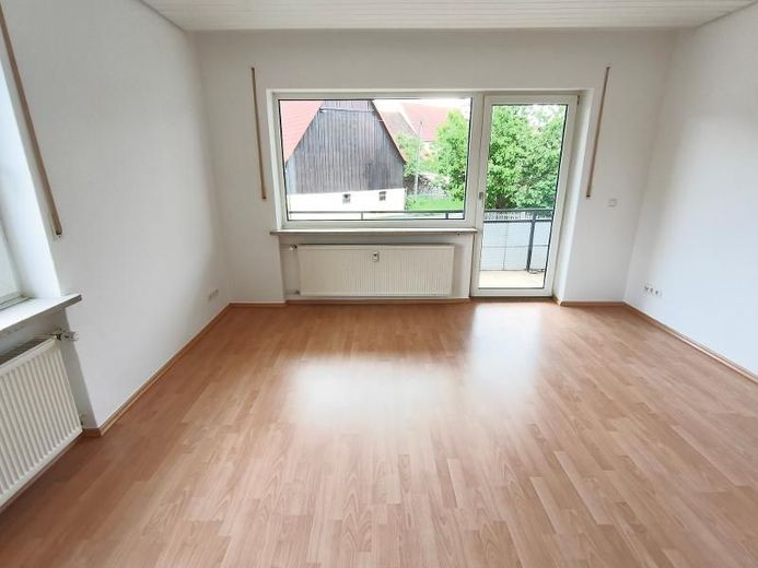 2 Zi. EG Wohnung mit Balkon – Wohnzimmer mit Zugang zum Balkon Bild 2