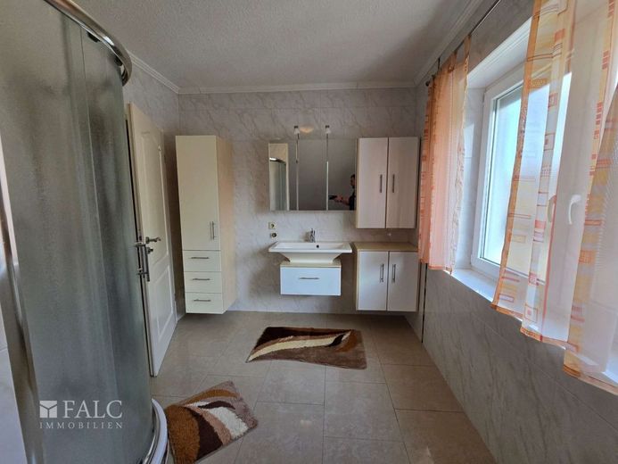Ein Paradies für eine große Familie im Blumenviertel in Nümbrecht – Badezimmer