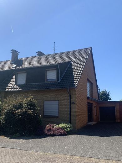 Doppelhaushälfte auf 531 m² Grundstück – vielseitig nutzbar & ruhig gelegen – Straßenansicht