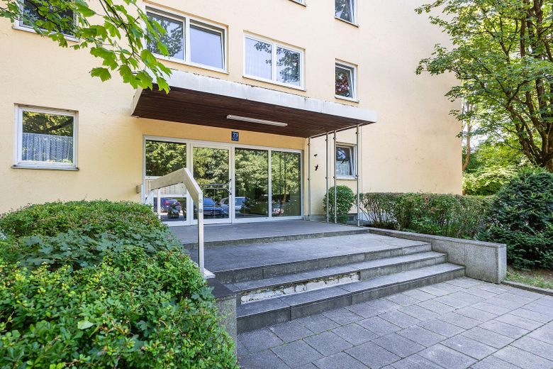 Entrate subito e sentitevi a vostro agio: appartamento ristrutturato di 1,5 locali con balcone a Bogenhausen – Der Hauseingangsbereich