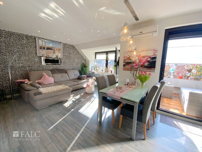 Komfortable, helle Maisonette-Wohnung in guter Lage – Wohnzimmer