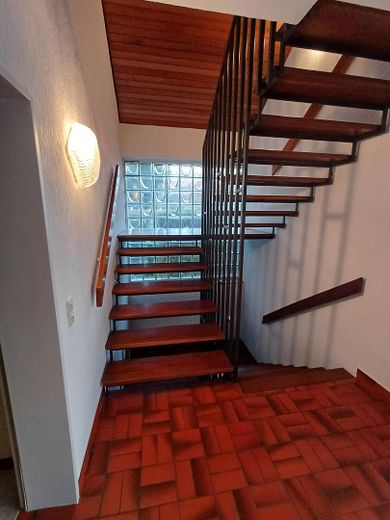 Guter Preis - 777m² Grund, Bungalow, Vollkeller, Garage in Bestlage Stadt Heusenstamm, ruhig gelegen – offenes Treppenhaus
