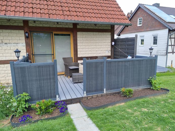Einfamilienhaus mit Photovoltaikanlage – kleine Terrasse (Sauna)