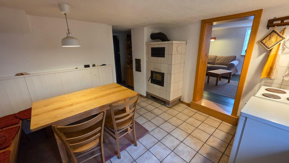 Haus 2 Küche mit Kachelofen