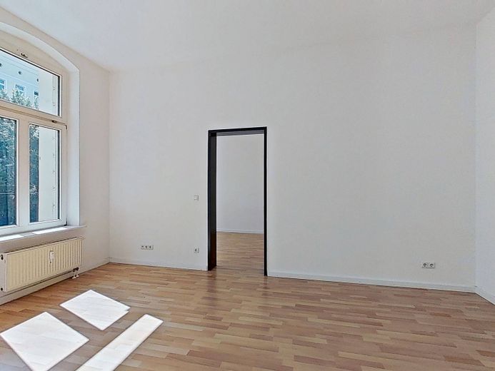 Habillez-vous chaudement, économisez au froid – Pour le début de l’automne, nous vous offrons un loyer hors charges : charmant appartement ancien de 4 pièces avec ascenseur – Ansicht II: Schlafzimmer I