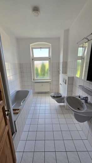MFH mit 8 Wohnungen als solide Kapitalanlage – Bad mit Dusche und Wanne