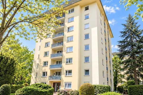 Zentrale Lage, Ruhe und ein beeindruckender Fernblick – 2-Zimmer-Wohnung mit Loggia in Wiesbaden