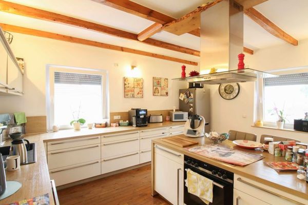 Sogno abitativo a Bochum - Appartamento al piano con ampio giardino, piscina e cucina componibile