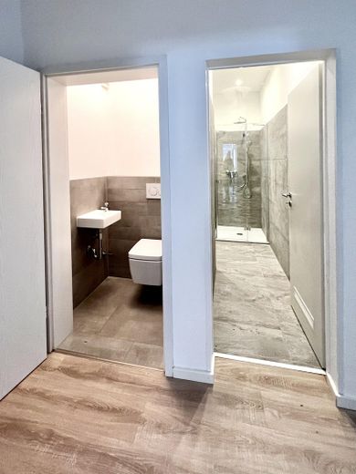 lussuoso e luminoso appartamento di 4 locali in edificio storico – Toilette und Bad getrennt