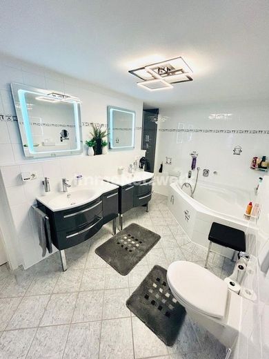*Liebenswertes Reihenmittelhaus in Helmbrechts - Ihr neues Zuhause mit Weitblick* – Badezimmer