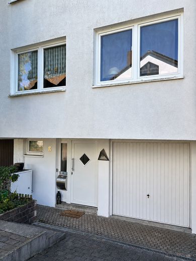 Gepflegtes Reihenmittelhaus mit Dachstudio, Südgarten und flexibler Raumaufteilung – Aussen