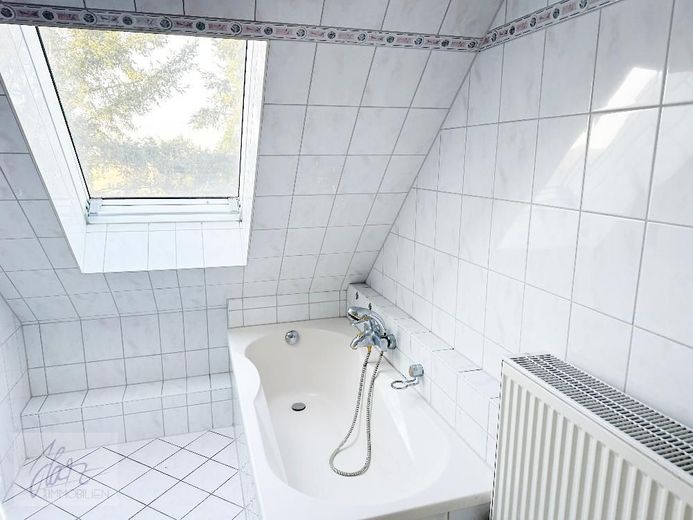 ***HELLE MAISONETTEWOHNUNG MIT BALKON*** individuellem Grundriss und Dachschrägen - Wohncharakter mit Flair in Riesa – Tageslichtbad mit Wanne, Waschtisch, Toilette und Waschmaschinenanschluss