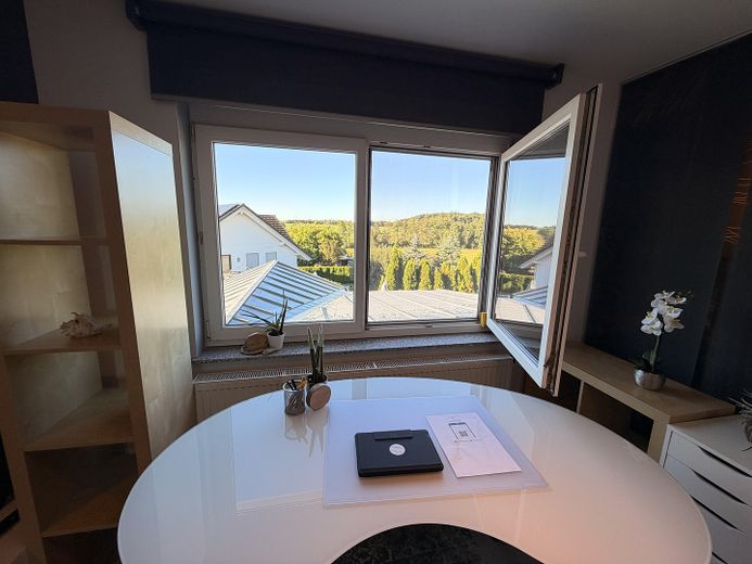 Attic apartment in a quiet peripheral location with a parking space in front of the house – optionally furnished – – Weitblick in die Natur
