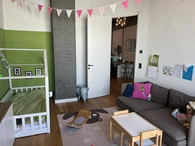Viel Platz für den Alltag in dieser modernisierten 4-Zimmer-Loftwohnung in Lichtenberg – Kinderzimmer