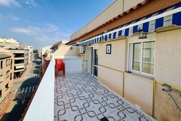 Penthouse-Wohnung mit 2 Schlafzimmern und 1 Bad nur 200 m vom Strand