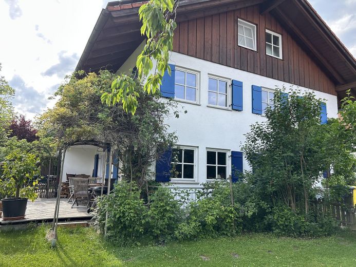 Haus aus Gartensicht