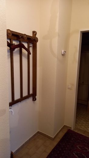 sonnige Wohnung mit Weitblick – Flur vor dem Bad