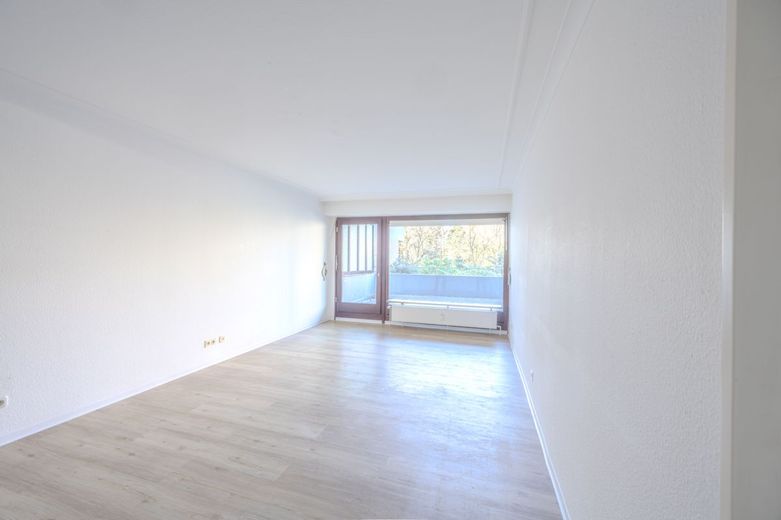 Attraktives Rahlstedt: Balkon miot 2-Zimmer Wohnung mit Tiefgaragenplatz kutzfristig verfügbar. – Wohnzimmer