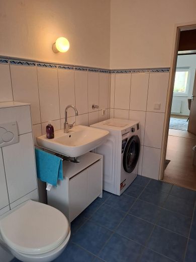 Wohnen im historischen Fachwerkhaus: möblierte 3-Zimmer-Wohnung 1 Min in die Innenstadt – Bad