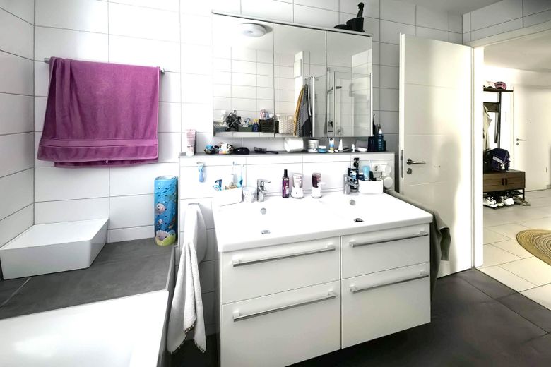 Moderno, senza barriere, esclusivo: fantastico appartamento di 4 locali a Pattonville – Bad