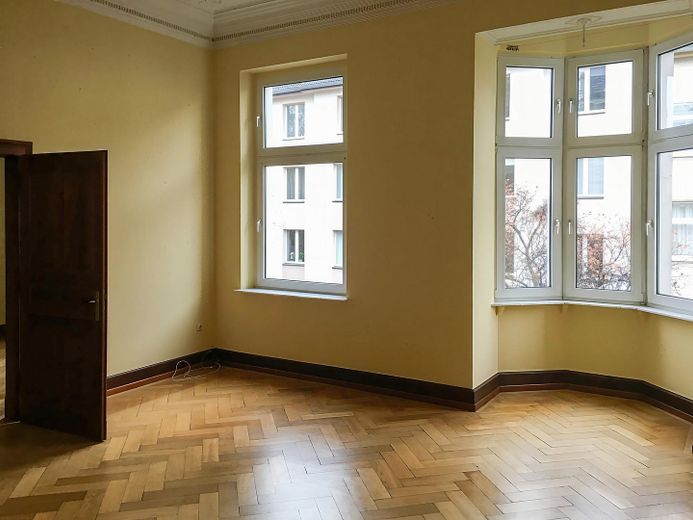 Düsseldorf'ta 2 balkonlu ve ankastre mutfaklı, özel ve hayranlık uyandıran 5 odalı eski bina dairesi – Wohnzimmer leer