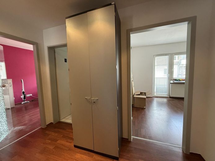 Kleines Büro mit Balkon mitten in City – Flur mit Wartebereich