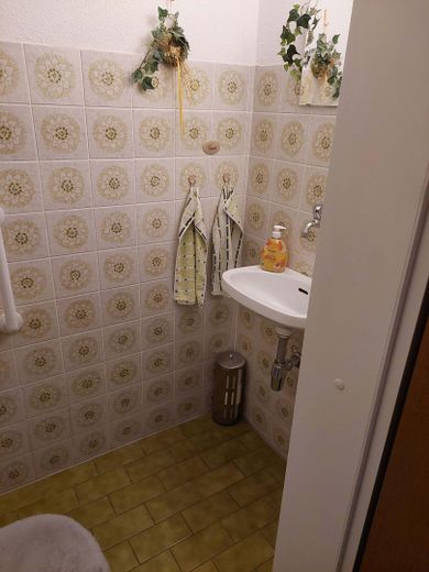 Freundliche 4-Zimmer Wohnung mit TG-Stellplatz in Steinheim am Albuch – Gästetoilette